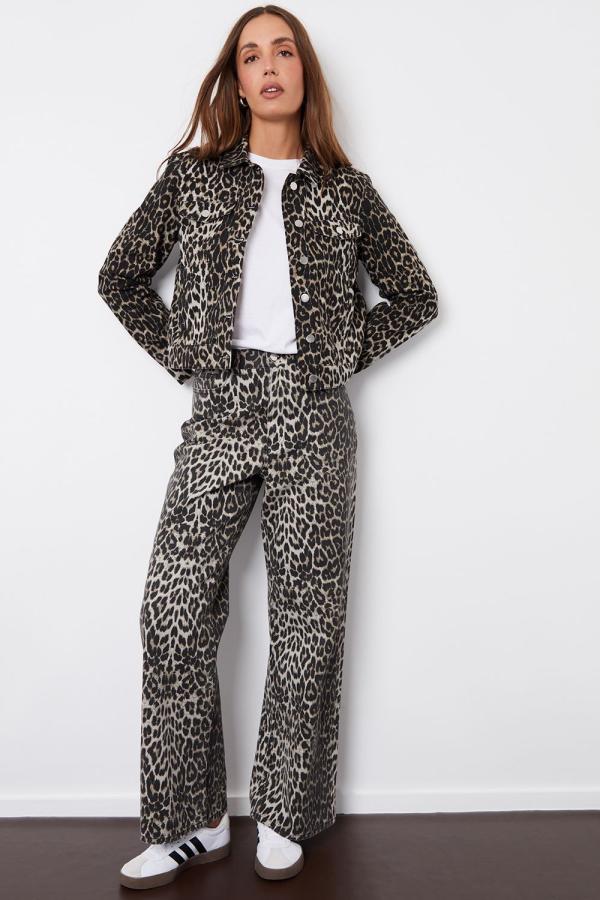 Petite 'Soleil' Leopard Print Wide Leg Denim Jeans