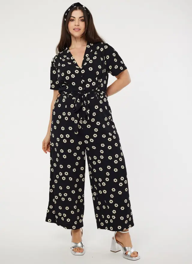 Joanie Clothing Dani Monochrome Daisy Print Button